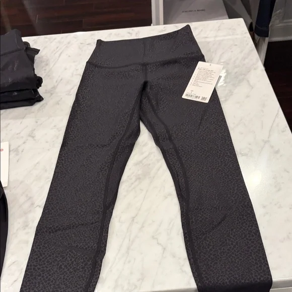 Lululemon Athletica Align HR Crop 23" in Black - Size 4 - Picture 2 of 4